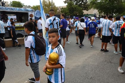 Público en las inmediaciones del estadio monumental a la espera del amistoso entre Argentina vs. Panamá