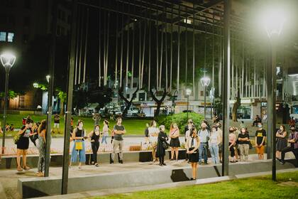 Público y actores para vivir la experiencia Aletta Jacobs, pionera, en Plaza Houssay