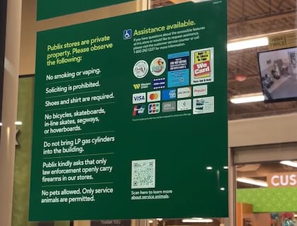 Publix colocó avisos solicitando que solo los agentes del orden porten armamento de forma visible en sus instalaciones