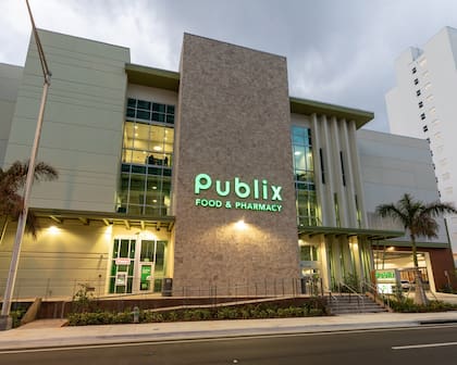 Publix no solo vende, también produce: cuenta con instalaciones propias para hornear pan, fabricar helado y procesar carne