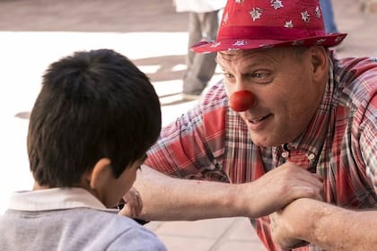 Puchini, uno de los payasos, sacándole una sonrisa a un niño