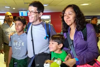 Pudo caminar con su familia por la calle por primera vez en años