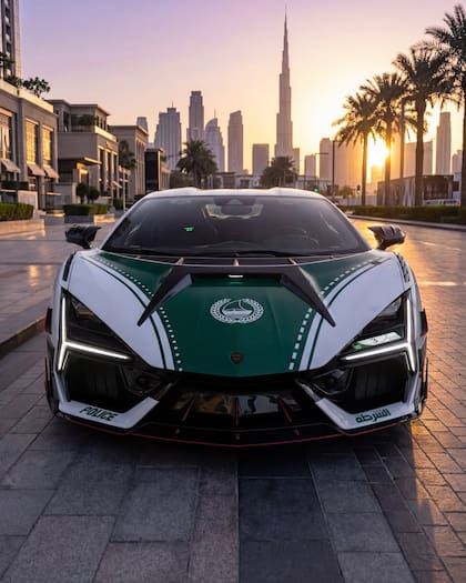 Puede acelerar de 0 a 100 km/h en apenas 2,5 segundos y alcanzar una velocidad máxima superior a los 350 km/h (gentileza Mansory)