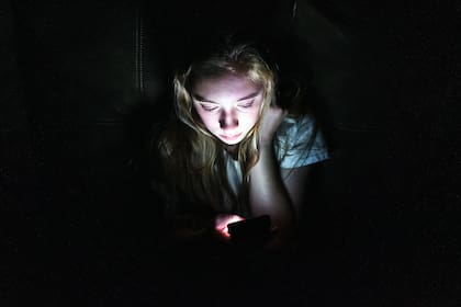 Puede aumentar la dependencia del smartphone y el estrés crónico