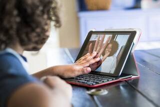 Los “niñeros virtuales” que están cuidando niños en medio de la pandemia