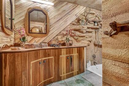 Puede hospedar a 16 personas: tiene seis dormitorios, nueve camas y siete baños (Foto: Airbnb)