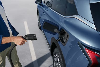 Puede recibir energía de fuentes externas a través de un cargador rápido de corriente continua o conectado a corriente alterna con una potencia de hasta 6,6 kW.