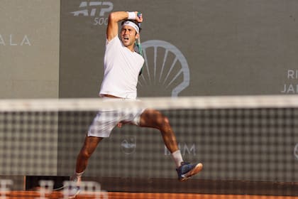 "Puede ser que me tenga que soltar más con la derecha", reconoció Etcheverry, que avanzó a los cuartos en Río pero sabe que debe mejorar