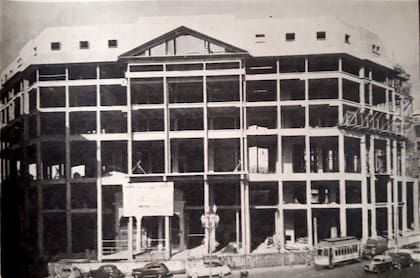 Puede verse lo que queda del antiguo Congreso dentro de la estructura del edificio de la AFIP en esta foto de finales de la década de 1940. El proyecto original contemplaba una esquina ochavada pero luego fue cambiado.
