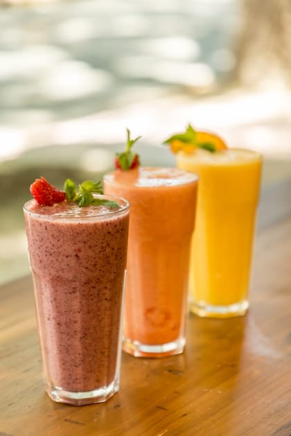 Pueden fabricarse de forma casera a base de agua, azúcar, sal o jugo de frutas