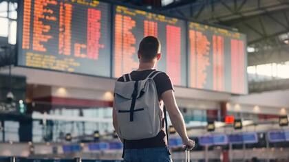 "Puedes decirte a ti mismo: Revisaré cada 30 minutos, pero no más de dos veces antes de abordar", recomiendan los expertos