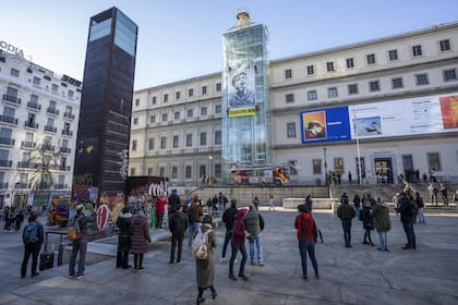 ”¿Puedes oírnos? ¡Alto el fuego ya”, dice en inglés el mensaje que dejaron los cuatro miembros de Greenpeace en la fachada del Reina Sofía (AP Photo/Bernat Armangue)