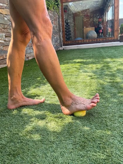 Puedes usar una pelota para masajear la planta. Para mejores resultados, usa una botella con agua congelada, explicó García