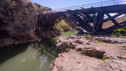 puente-C2NLXQDT5FBLLJ4RTZGQSX7ISY Uno por uno: los impresionantes escenarios donde se filmó “Atrapados”, la serie de Netflix que transcurre en Bariloche