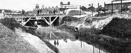 Puente a la altura de la calle Cerviño une la Av. Bullrich con la Exposición del Centenario de 1910 (revista Caras y Caretas)