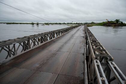 Puente Bailey sobre el río Corrientes. Preventivamente se corto el transito sobre la ruta 12 debido al gran caudal de agua