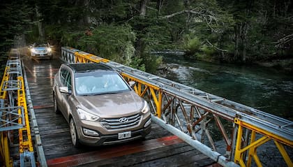 Puente de acero y madera en el camino hacia el campo de lava El Escorial y los lagos Currehué