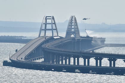 Puente de Crimea que conecta a Rusia con la península de Crimea, es clave para los suministros militares del Kremlin en la guerra.
