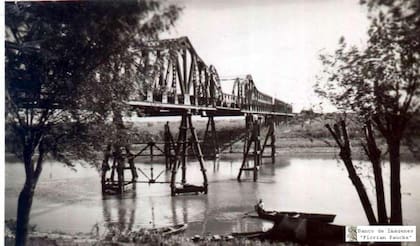 Puente de hierro levadizo, el segundo que sirvió para unir las dos ciudades. Fue habilitado en 1906 y prestó servicios hasta 1941.