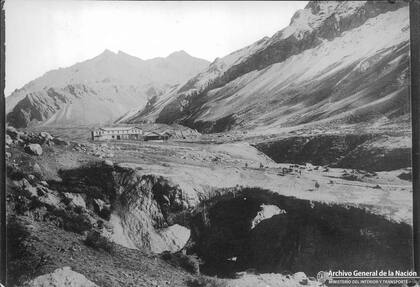 Puente del Inca, Mendoza. Tras el alud de 1965, solo quedaron en pie los baños termales.