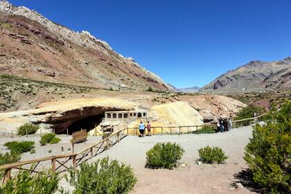 Puente del Inca será convertido en un parque temático, a través del Plan Estratégico de Alta Montaña. Ya comenzaron con las tareas de limpieza.