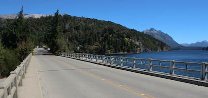 puente-lago-MMISTF3NHFEVNN3CG53XUJS5PY Uno por uno: los impresionantes escenarios donde se filmó “Atrapados”, la serie de Netflix que transcurre en Bariloche