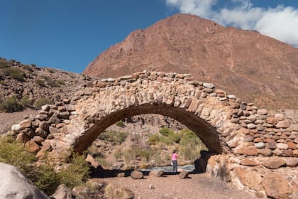 Puente Picheuta es parada clásica para visitar en los alrededores de Uspallata.