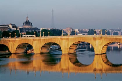 Puente Pont-Neuf envuelto en 1985 por Christo y Jeanne-Claude en 1985