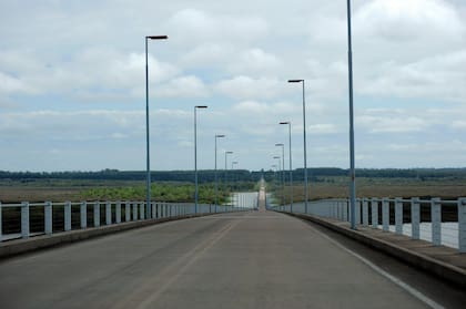 Puente que une Gualeguachu con Fray Bentos, en Uruguay