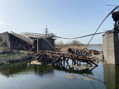 Puentes destruidos para evitar el paso de las tropas rusas