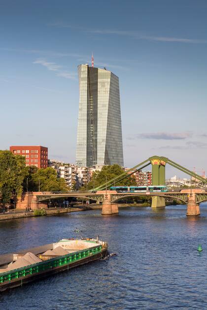 Puentes sobre el transitado río Meno, en
Frankfurt.