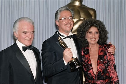 Puenzo y Norma Aleandro junto a Jack Valenti, en la noche en que la Argentina se llevó el Oscar por La historia oficial