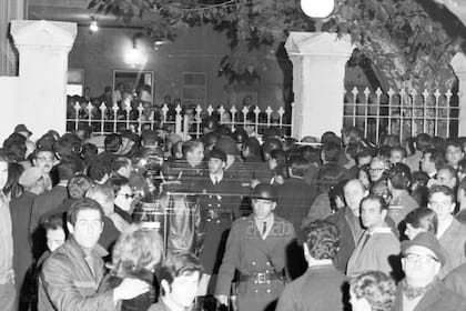Puerta 12: los familiares de las víctimas se amontan frente al portón de un hospital