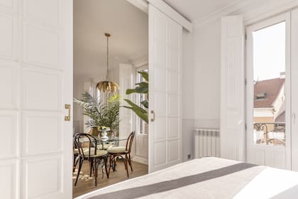 puerta corrediza se desliza horizontalmente sobre un riel