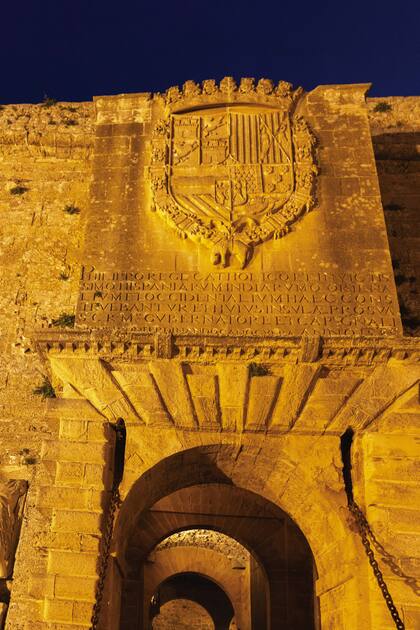 Puerta de entrada al castillo de Ibiza. La leyenda tallada en piedra acusa ser de 1585.