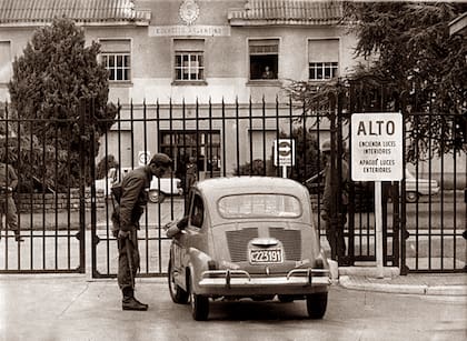 Puerta de entrada al cuartel del Regimiento C.10 de Azul, que fue atacado, sin éxito, por el ERP en enero del '74.