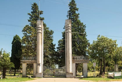 Puerta de entrada del Parque Municipal, por Francisco Salamone