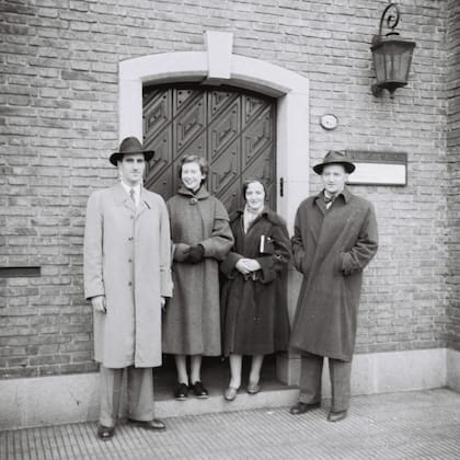 Puerta de ingreso a la Iglesia Sueca, año 1953; Bela Leskó (fue pastor titular durante un tiempo), Eva Leskó (su esposa), Margareta Ruuth (esposa de Anders Ruuth) y Anders Ruuth (pastor titular De la Iglesia Sueca en Oberá que hacía remplazos del pastor en Buenos Aires)