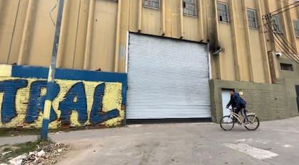 Puerta de la imprenta DWP SRL, en Ayolas 241 bis, Rosario, sin movimiento