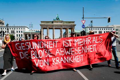 Manifestantes en la Puerta de Brandenburgo de Berlín con el lema "el fin de la pandemia, el día de la libertad", con el fin de protestar contra las medidas actuales para frenar la propagación del Covid-19