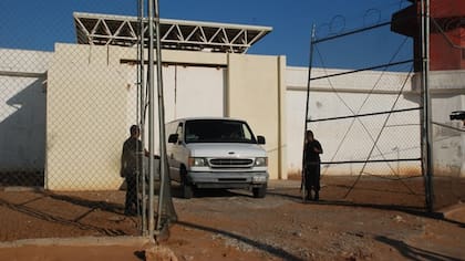 Puerta por la que escaparon 151 internos en el penal de Nuevo Laredo (México)