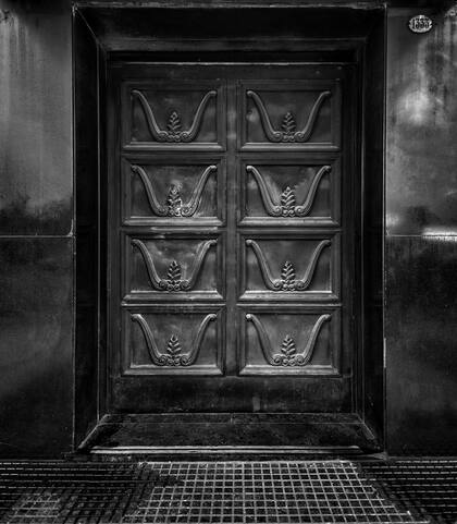 Puerta principal del edificio de Avenida de Mayo. Al lado, vista desde la oficina de Botana.