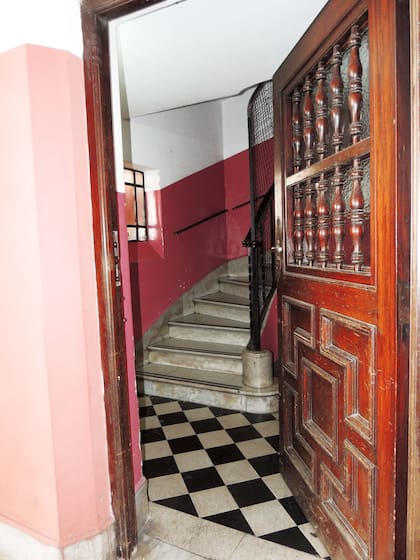 Puerta y escalera interna que llevaba a la casa del director, hoy convertida en comedor.
