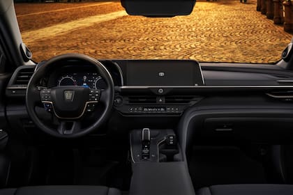 Puertas adentro, destacan una central multimedia inalámbrica de 12,3 pulgadas, un volante con ajuste eléctrico y un techo panorámico.