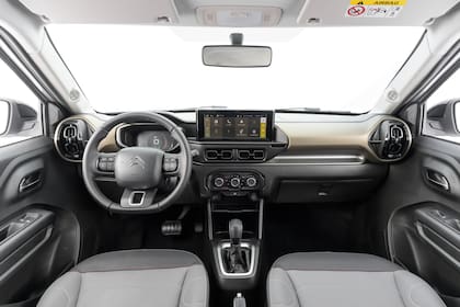 Puertas adentro, el C3 Aircross es parecido al hatch, con un diseño de estilo más tridimensional