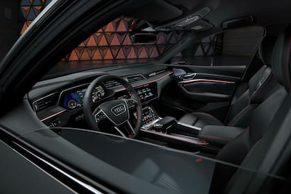 Puertas adentro, el SUV tiene un techo panorámico de cristal con apertura eléctrica y climatizador automático de cuatro zonas.