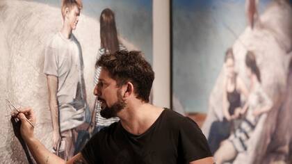 Puertas adentro, Ron pinta sobre placas cubiertas de cemento que él mismo fabrica