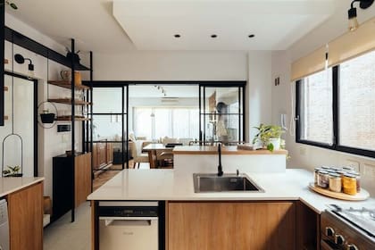 Puertas corredizas de vidrio que permiten el ingreso de luz natural y la comunicación visual entre los ambientes aún estando cerradas