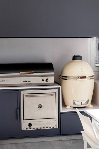 Puertas de parrilla y campana de hierro (Esmalte sintético Alba gris noble), parrilla (Tromen Angus). Paredes pintadas con látex (Sherwin Williams 7028).