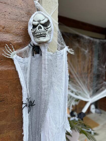 Puertas ensangrentadas, telarañas y dulces: así se vive Halloween en Buenos Aires